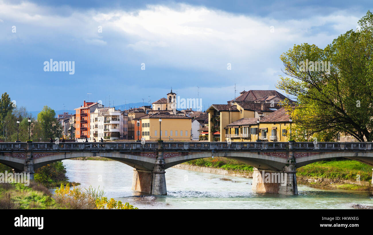 Reisen Sie nach Italien - Parma-Fluss und Brücke Ponte Verdi in Parma Stadt Herbsttag Stockfoto