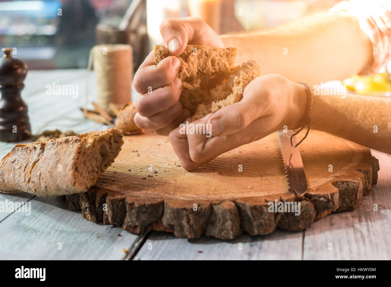 Händen Brotbrechen. Stockfoto