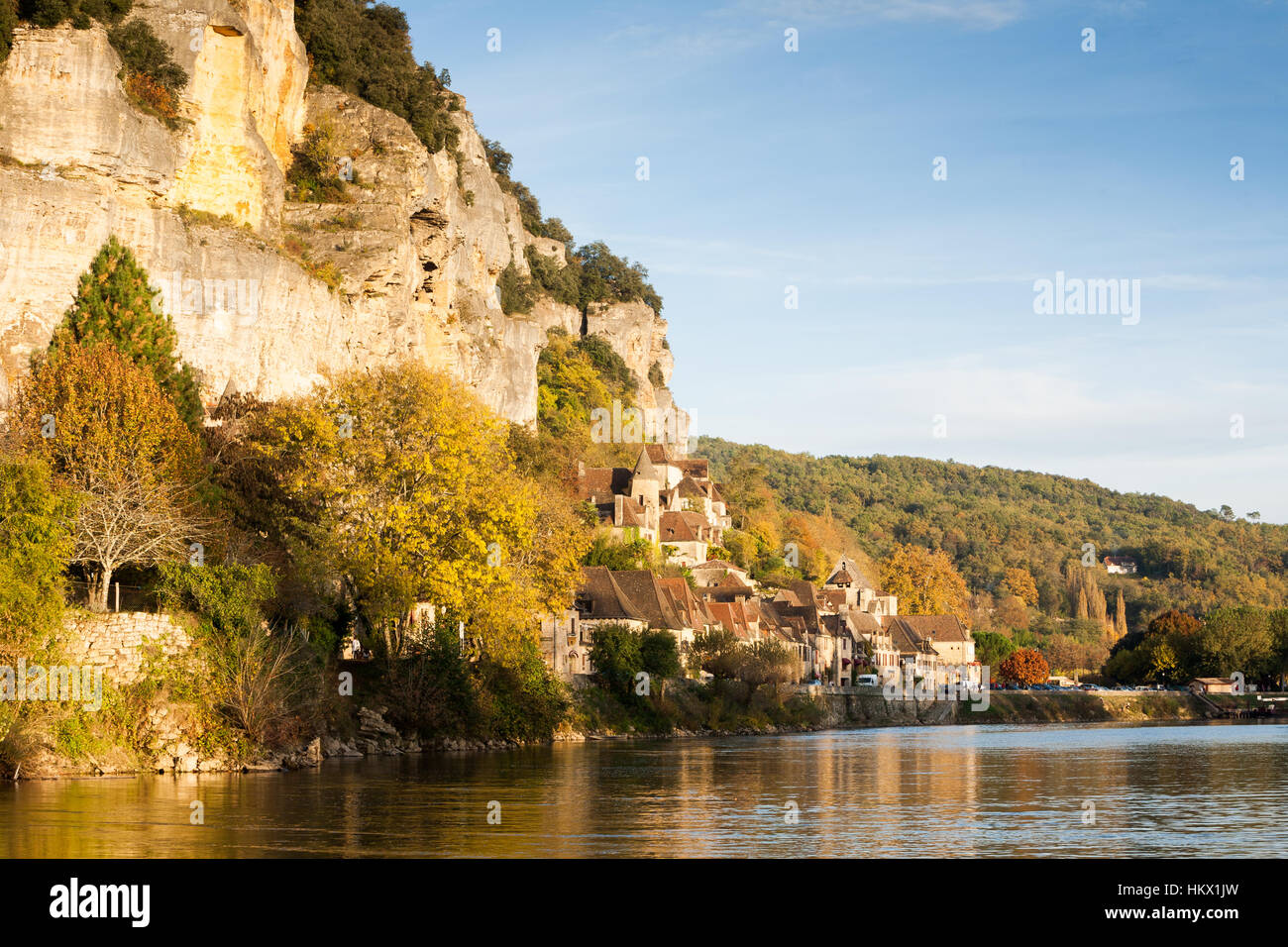 La Roque-Gageac vom Fluss Dordogne Stockfoto