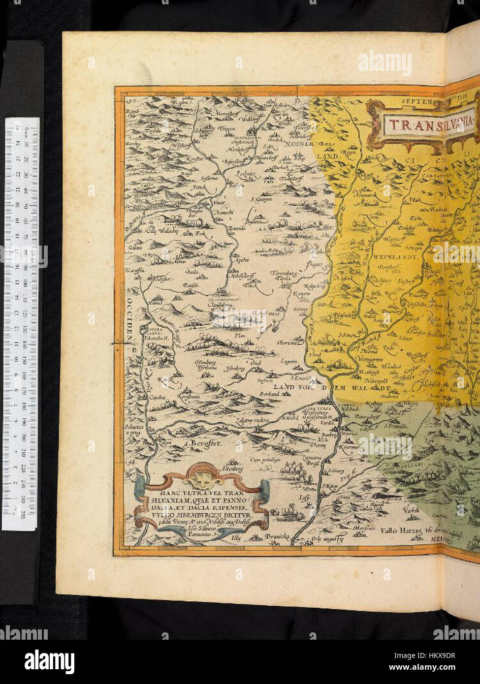 Das „Theatrum orbis terrarum 43v“ ist eine Karte aus den Bodleian Libraries, die frühmoderne Kartographie zeigt. Diese detaillierte Karte spiegelt das geographische Wissen seiner Zeit wider und ist Teil des Theatrum oder Schawplatz des erdbodems, einem wichtigen Werk in der Geschichte der Kartographie. Stockfoto Das „Theatrum orbis terrarum 43v“ ist eine Karte aus den Bodleian Libraries, die frühmoderne Kartographie zeigt. Diese detaillierte Karte spiegelt das geographische Wissen seiner Zeit wider und ist Teil des Theatrum oder Schawplatz des erdbodems, einem wichtigen Werk in der Geschichte der Kartographie. Stockfoto