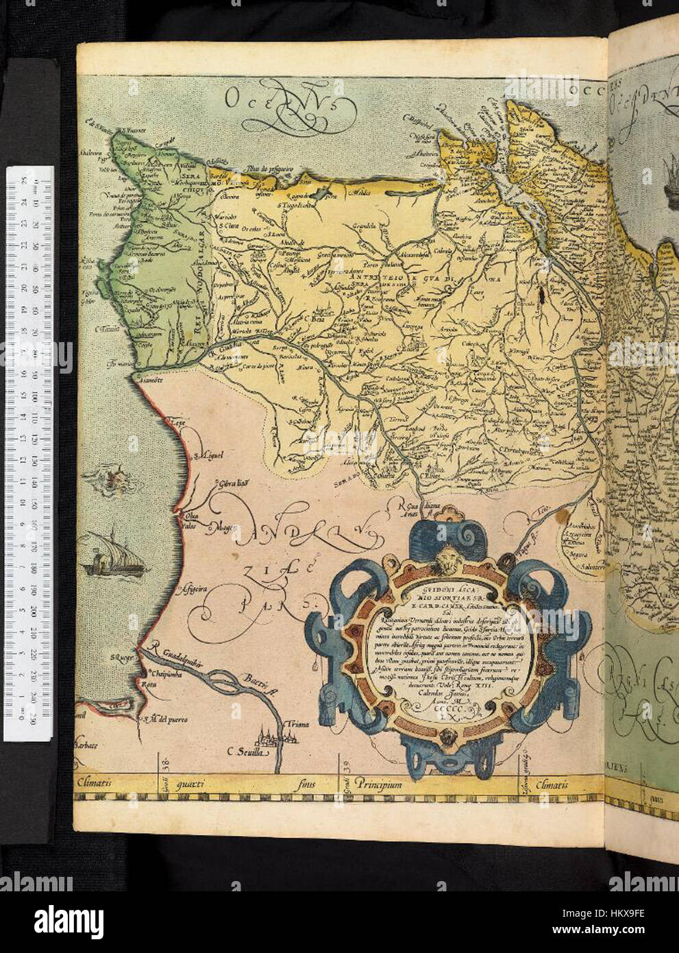 Diese Seite von „Theatrum orbis terrarum“, die von Bodleian Libraries gehalten wird, enthält eine frühmoderne Kartensammlung. Das Stück veranschaulicht die Kartographie des 16. Jahrhunderts und zeigt die Welt, wie sie damals bekannt war, mit komplizierten Details und geografischer Genauigkeit. Stockfoto Diese Seite von „Theatrum orbis terrarum“, die von Bodleian Libraries gehalten wird, enthält eine frühmoderne Kartensammlung. Das Stück veranschaulicht die Kartographie des 16. Jahrhunderts und zeigt die Welt, wie sie damals bekannt war, mit komplizierten Details und geografischer Genauigkeit. Stockfoto