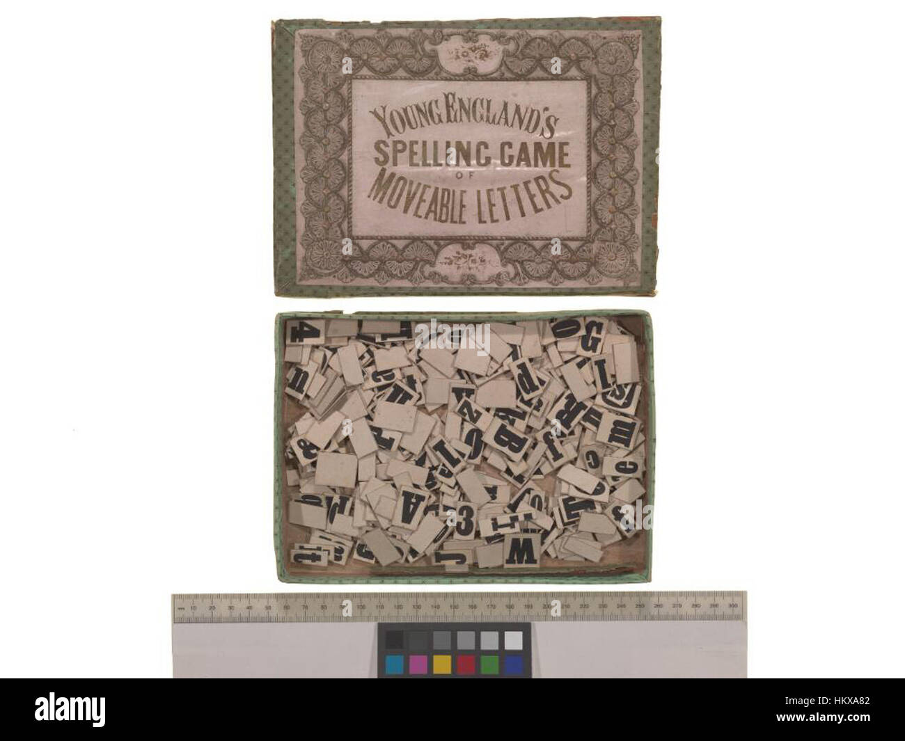 Dieses Kunstwerk aus den Bodleian Libraries zeigt ein pädagogisches Werkzeug aus der Vergangenheit, das das Spiel „Young England's Rechtschreibspiel der beweglichen Buchstaben“ illustriert. Das Design betont die Lern- und Alphabetisierungsmethoden, die in der frühkindlichen Erziehung verwendet werden. Stockfoto