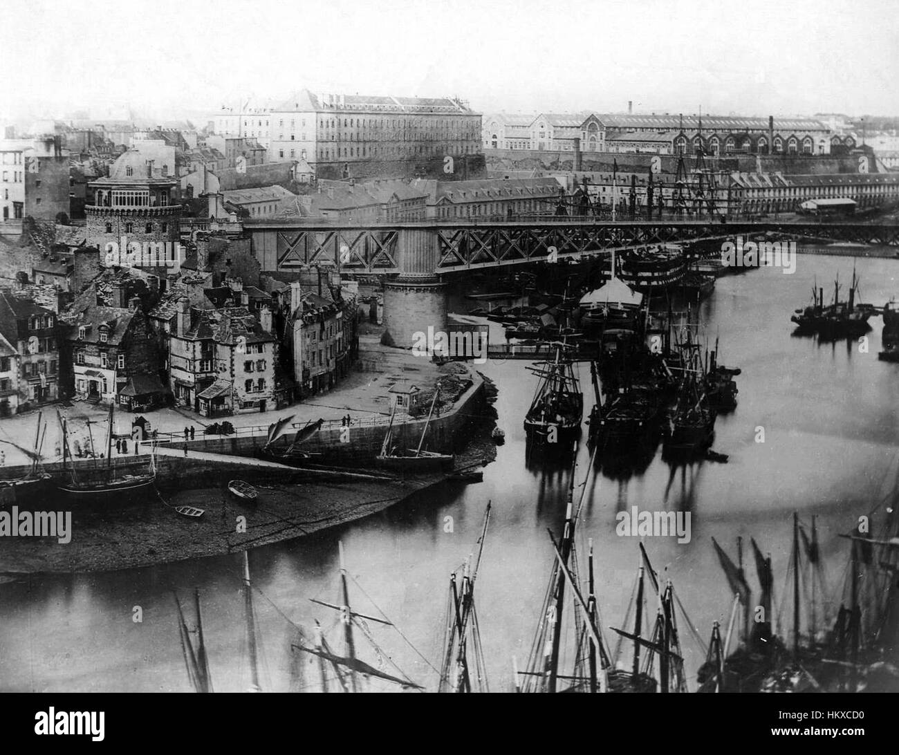 *Brest Quai Jean Bart, 1863* ist ein Ölgemälde, das den belebten Kai von Brest, Frankreich, darstellt und die aktive Meeresumwelt des Hafens während des 19. Jahrhunderts erfasst. Die Szene spiegelt die Bedeutung der Häfen in der europäischen Handels- und Seehandelsgeschichte wider. Stockfoto