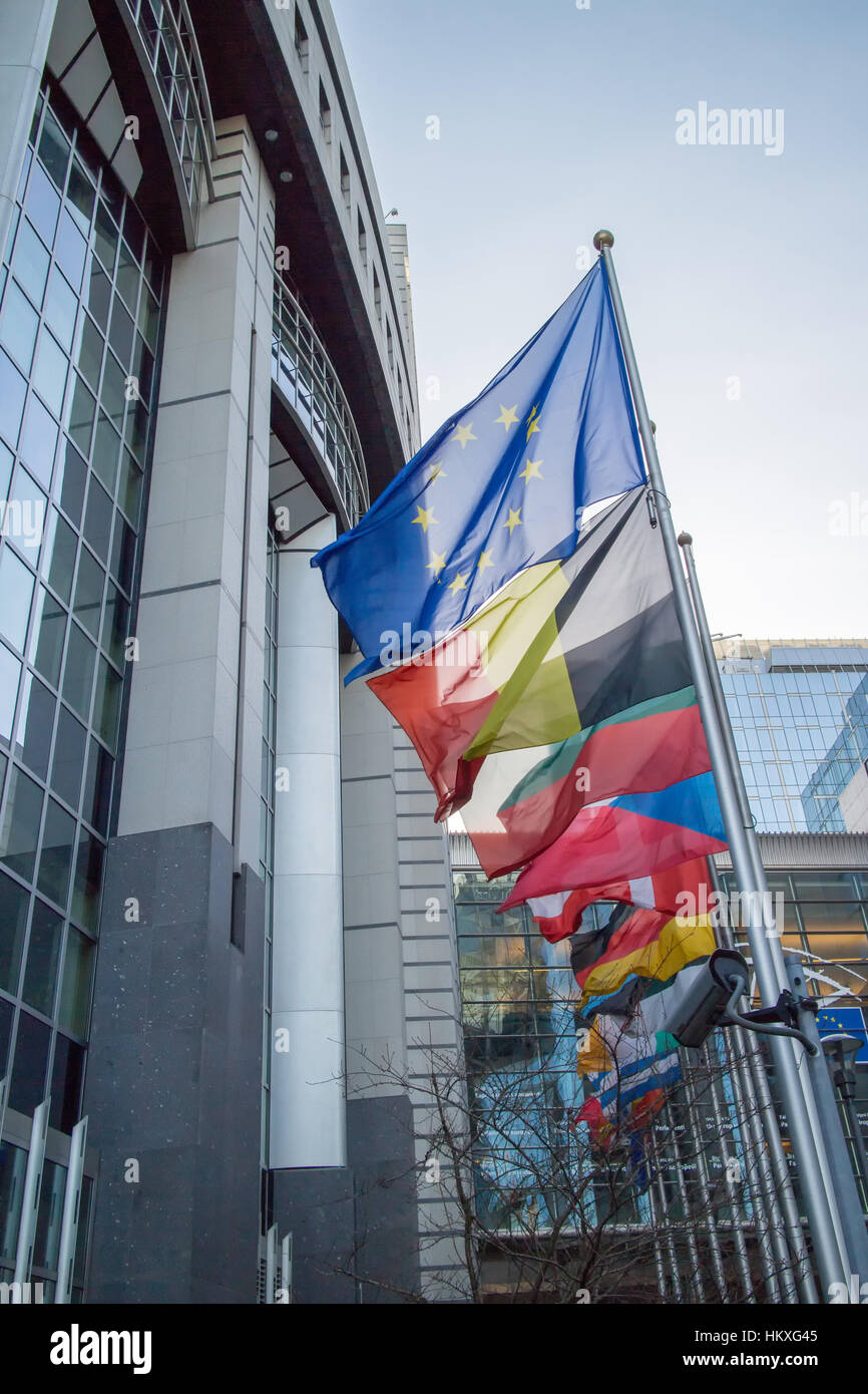 Fahnen mit dem Europäischen Parlament in Brüssel, Belgien Stockfoto
