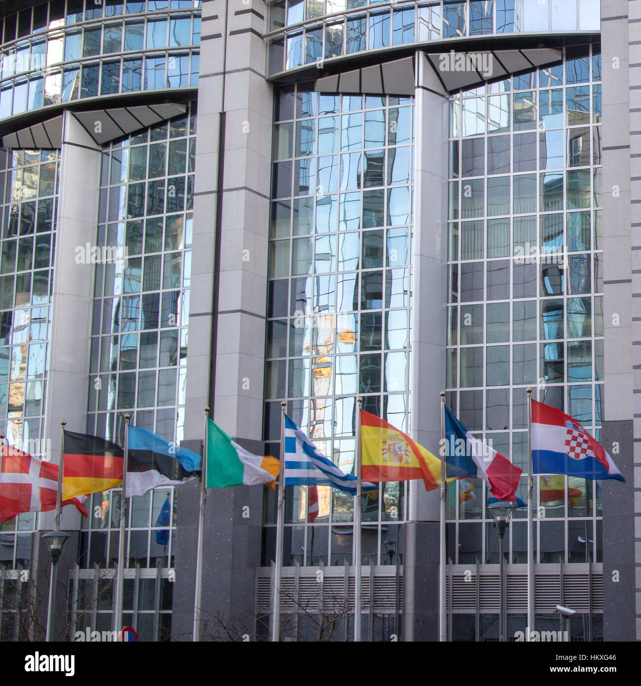 Fragment der Gebäude des Europäischen Parlaments, Europäische Symbole und Flaggen. Brüssel, Belgien. Stockfoto