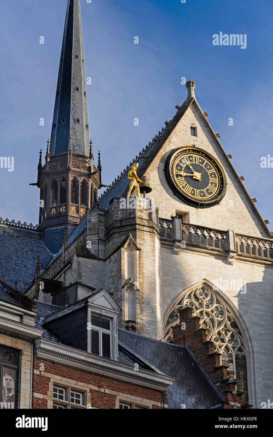 Meester Jan Statue und Sint Pieterskerk. St Peter Kirche Leuven Belgien Stockfoto