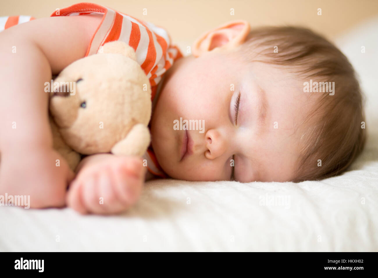 schlafen Neugeborene mit Teddybär Stockfoto