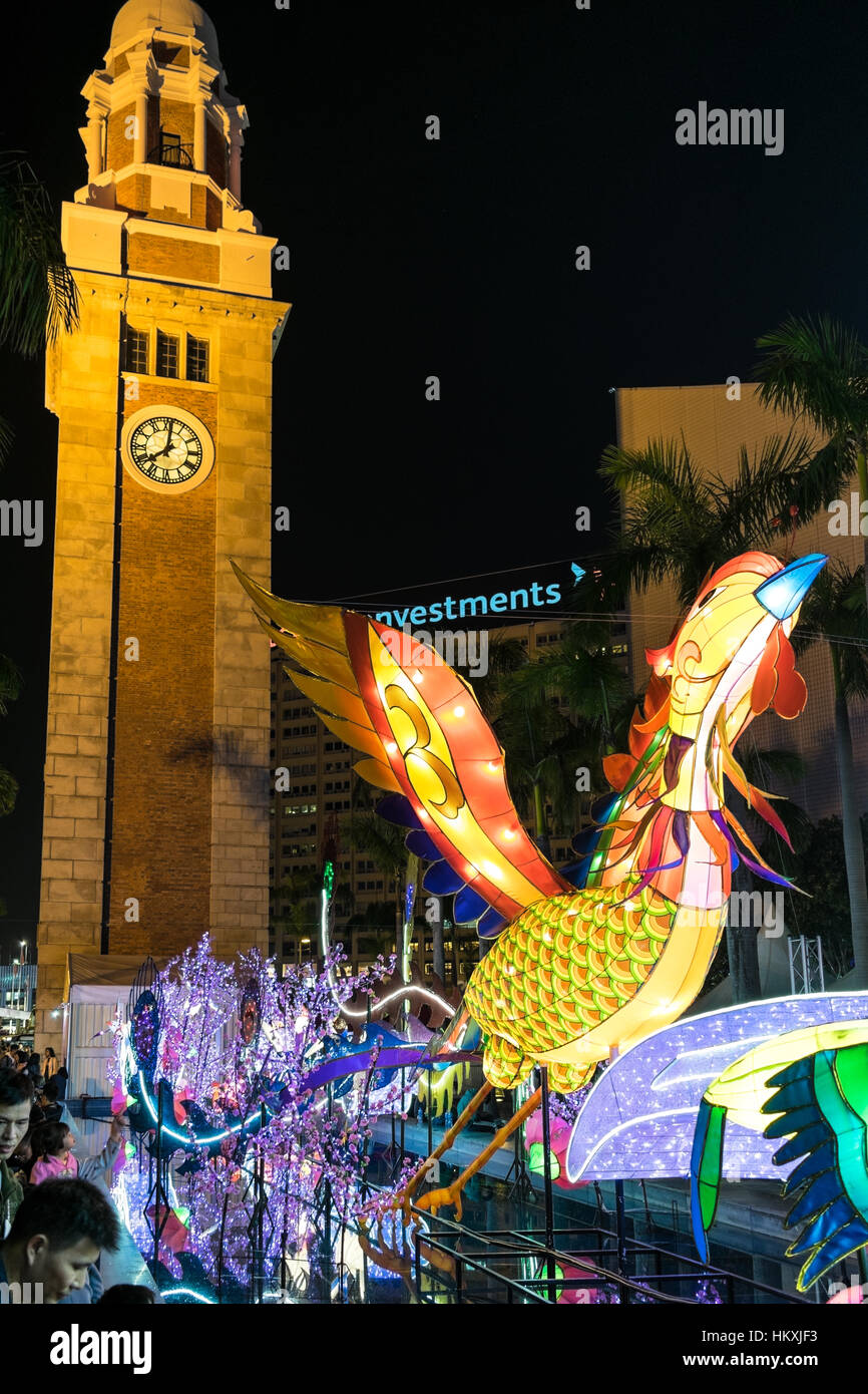 Riesige Hahn Laterne Anzeige an das chinesische Neujahr 2017 "Jahr des Hahns" Feier mit Clock Tower im Hintergrund, in Tsim Sha Tsui, Hong Kong. Stockfoto