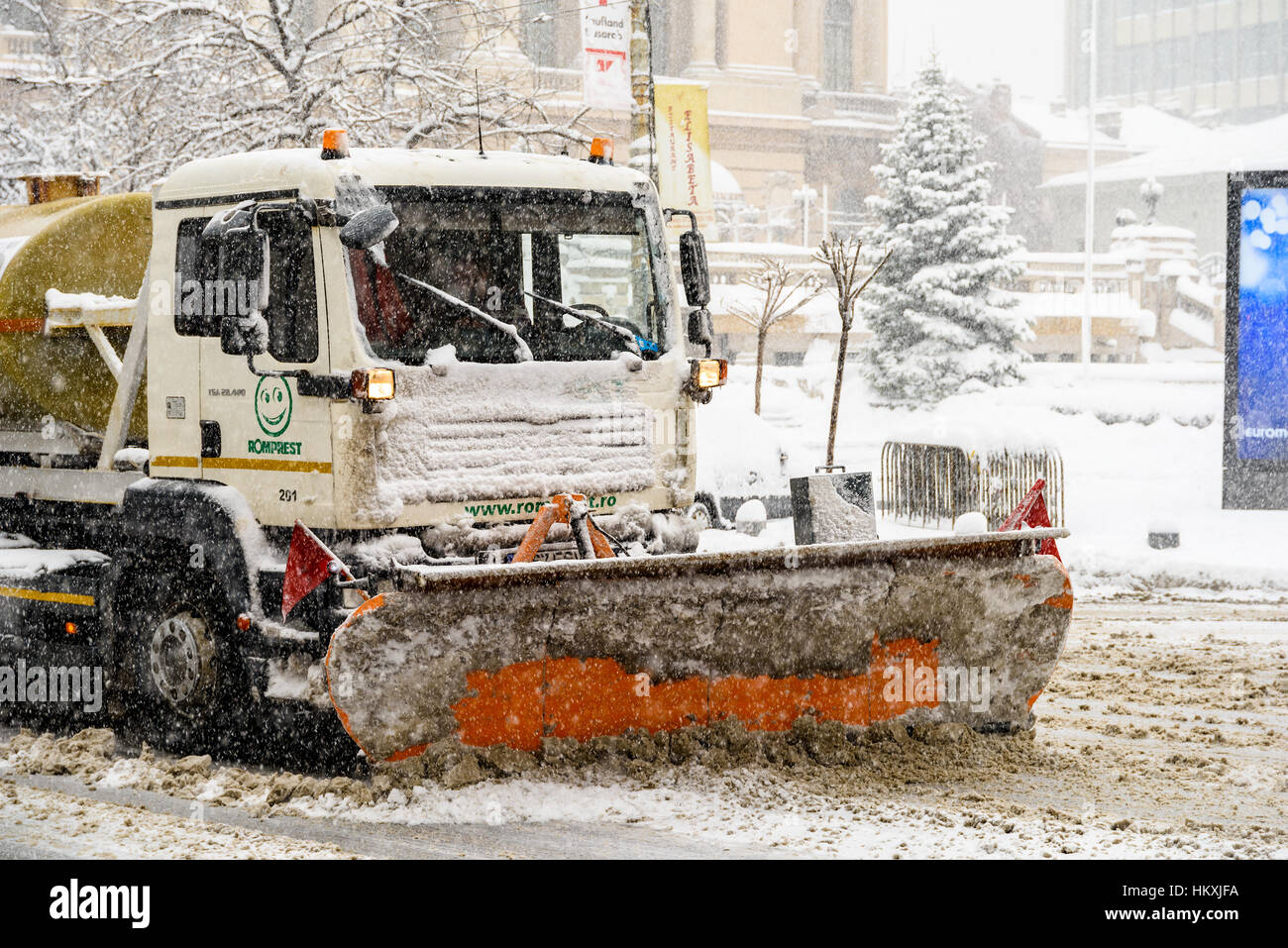 Bukarest, Rumänien - 6. Januar 2017: Arbeiter Schneepflug LKW während der ordentlichen Schneesturm In der Innenstadt von Bukarest Stadt. Stockfoto