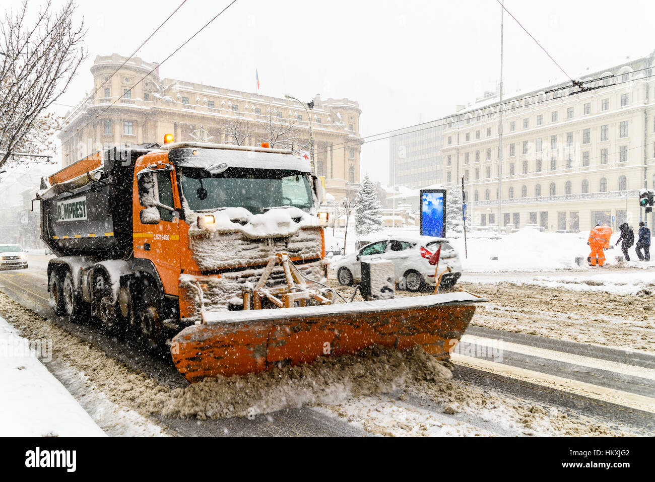 Bukarest, Rumänien - 6. Januar 2017: Arbeiter Schneepflug LKW während der ordentlichen Schneesturm In der Innenstadt von Bukarest Stadt. Stockfoto