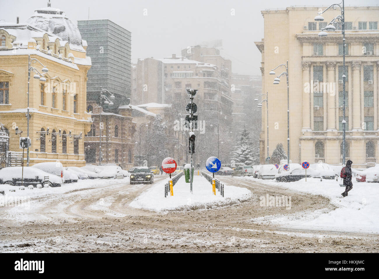 Bukarest, Rumänien - 6. Januar 2017: Harte Verkehr im Winter Schnee-Sturm im Zentrum von Bukarest Stadt. Stockfoto