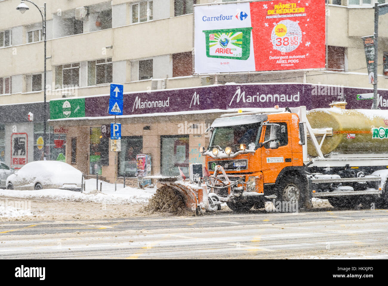 Bukarest, Rumänien - 6. Januar 2017: Arbeiter Schneepflug LKW während der ordentlichen Schneesturm In der Innenstadt von Bukarest Stadt. Stockfoto