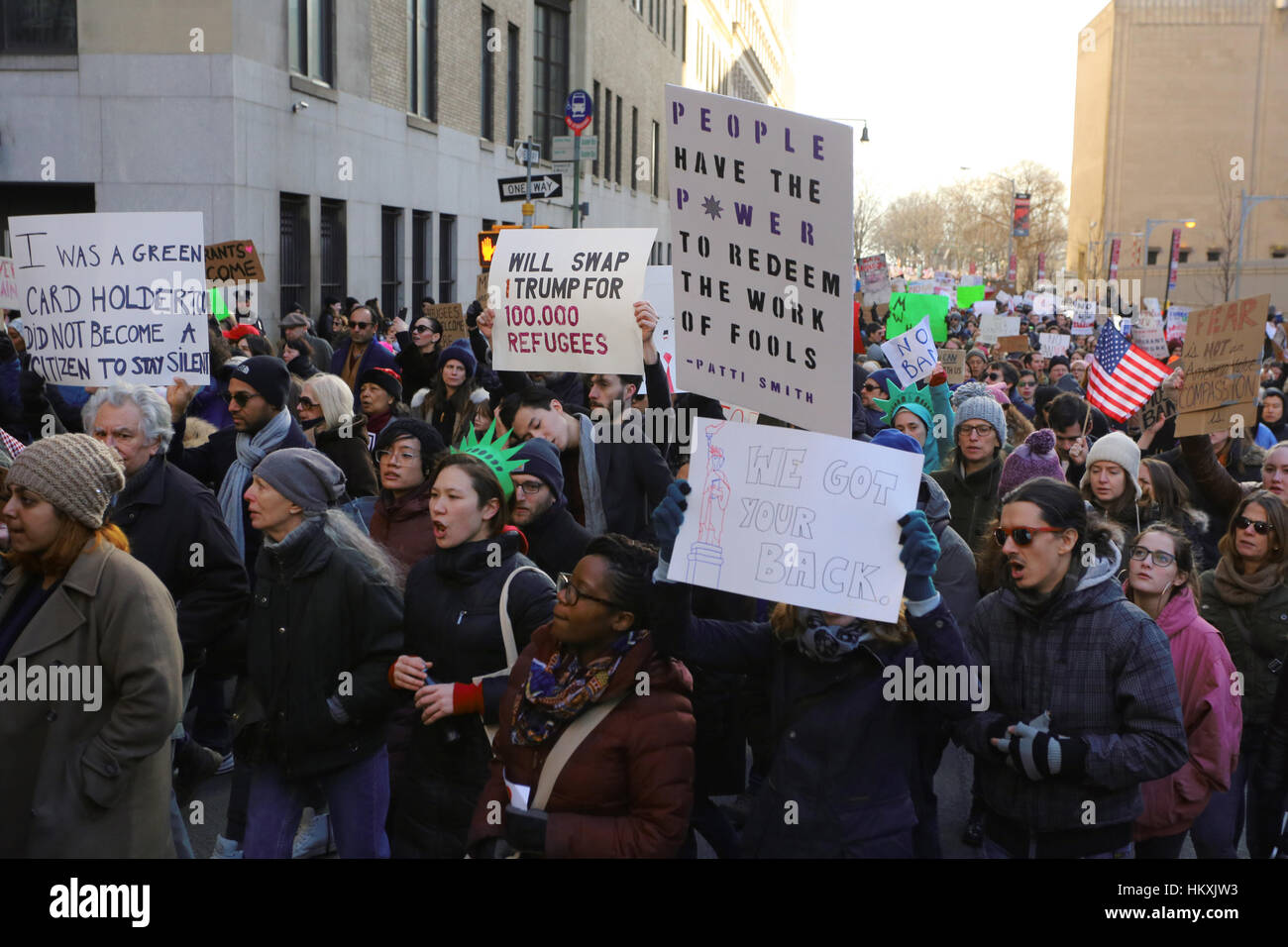 New York, Vereinigte Staaten von Amerika. 29. Januar 2017. New Yorker sammelten in Battery Park besorgt über die jüngsten Verbot der Flüchtlinge und die Muslime von Donald Trump. Sie wollen senden Sie einer Nachricht, dass Einwanderer und Flüchtlinge sind hier willkommen; und wird zum Schutz der Rechte aller. Bildnachweis: Robert K. Chin/Pacific Presse/Alamy Live-Nachrichten Stockfoto