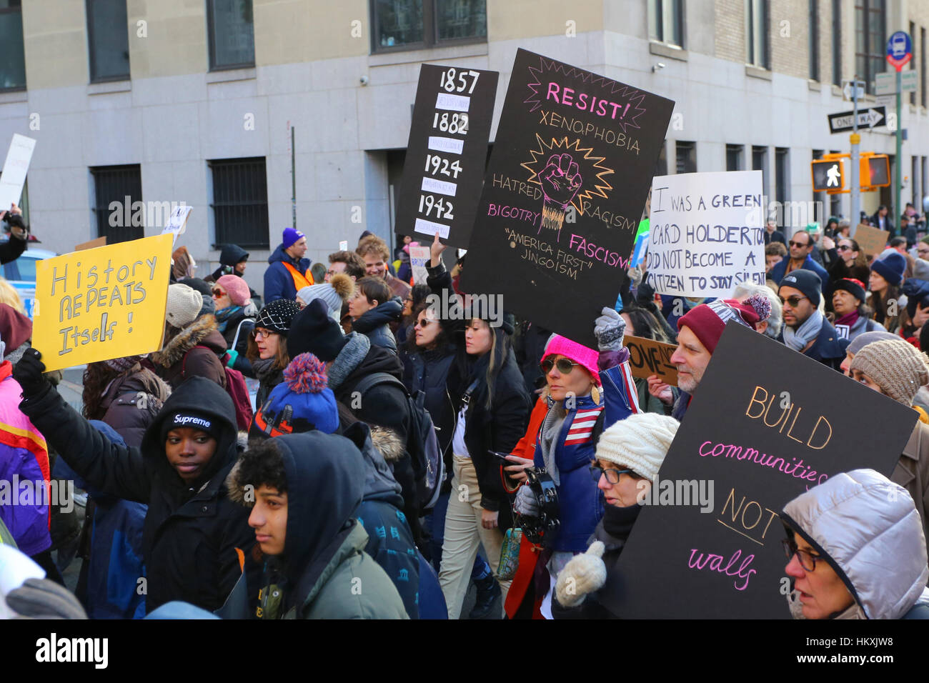 New York, Vereinigte Staaten von Amerika. 29. Januar 2017. New Yorker sammelten in Battery Park besorgt über die jüngsten Verbot der Flüchtlinge und die Muslime von Donald Trump. Sie wollen senden Sie einer Nachricht, dass Einwanderer und Flüchtlinge sind hier willkommen; und wird zum Schutz der Rechte aller. Bildnachweis: Robert K. Chin/Pacific Presse/Alamy Live-Nachrichten Stockfoto