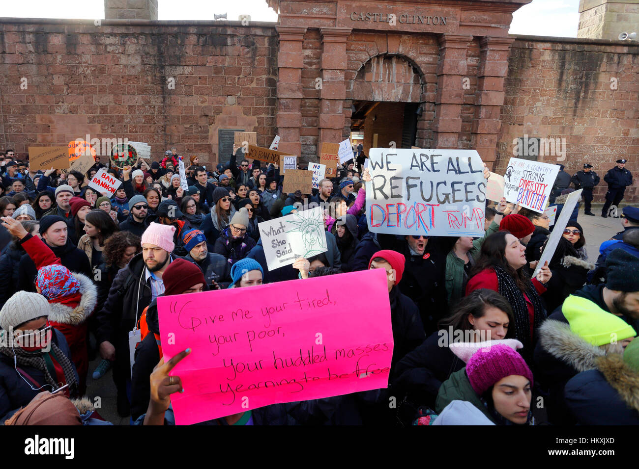 New York, Vereinigte Staaten von Amerika. 29. Januar 2017. New Yorker sammelten in Battery Park besorgt über die jüngsten Verbot der Flüchtlinge und die Muslime von Donald Trump. Sie wollen senden Sie einer Nachricht, dass Einwanderer und Flüchtlinge sind hier willkommen; und wird zum Schutz der Rechte aller. Bildnachweis: Robert K. Chin/Pacific Presse/Alamy Live-Nachrichten Stockfoto