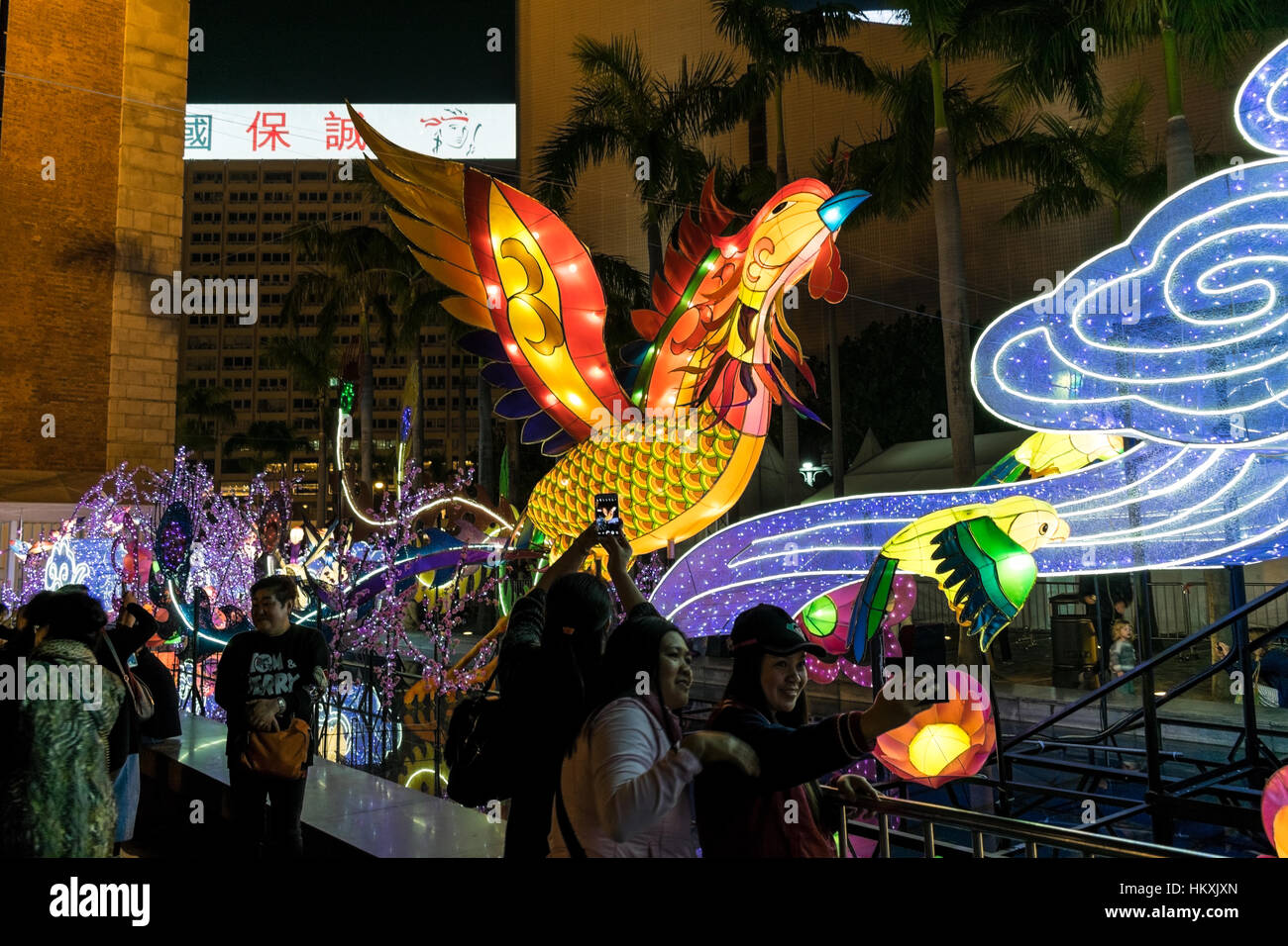 Riesige Hahn Laterne Anzeige an das chinesische Neujahr 2017 "Jahr des Hahns" Feier mit Besuchern fotografieren in Tsim Sha Tsui, Hong Kong. Stockfoto