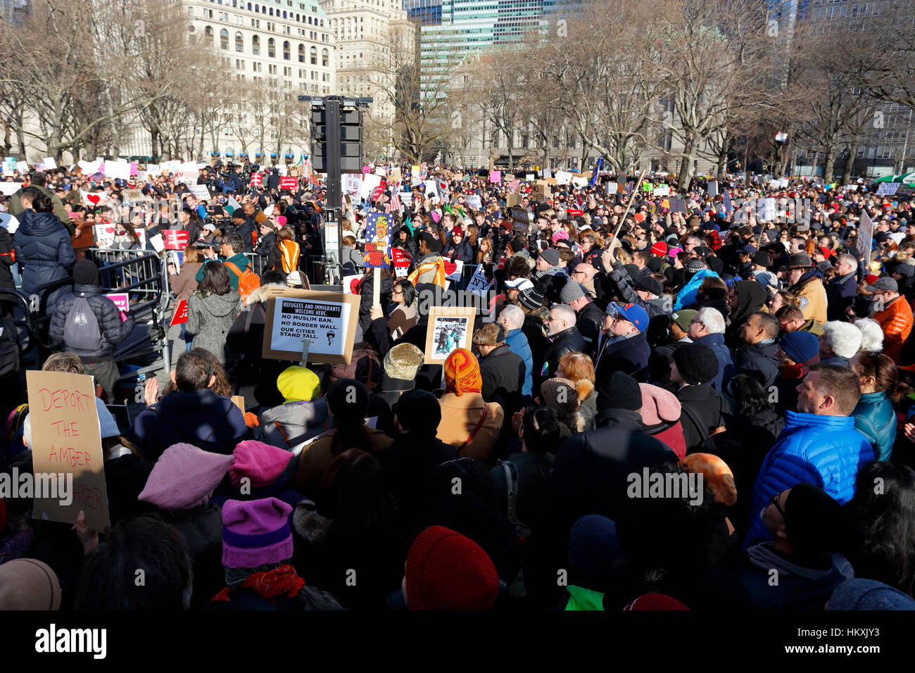 New York, Vereinigte Staaten von Amerika. 29. Januar 2017. New Yorker sammelten in Battery Park besorgt über die jüngsten Verbot der Flüchtlinge und die Muslime von Donald Trump. Sie wollen senden Sie einer Nachricht, dass Einwanderer und Flüchtlinge sind hier willkommen; und wird zum Schutz der Rechte aller. Bildnachweis: Robert K. Chin/Pacific Presse/Alamy Live-Nachrichten Stockfoto