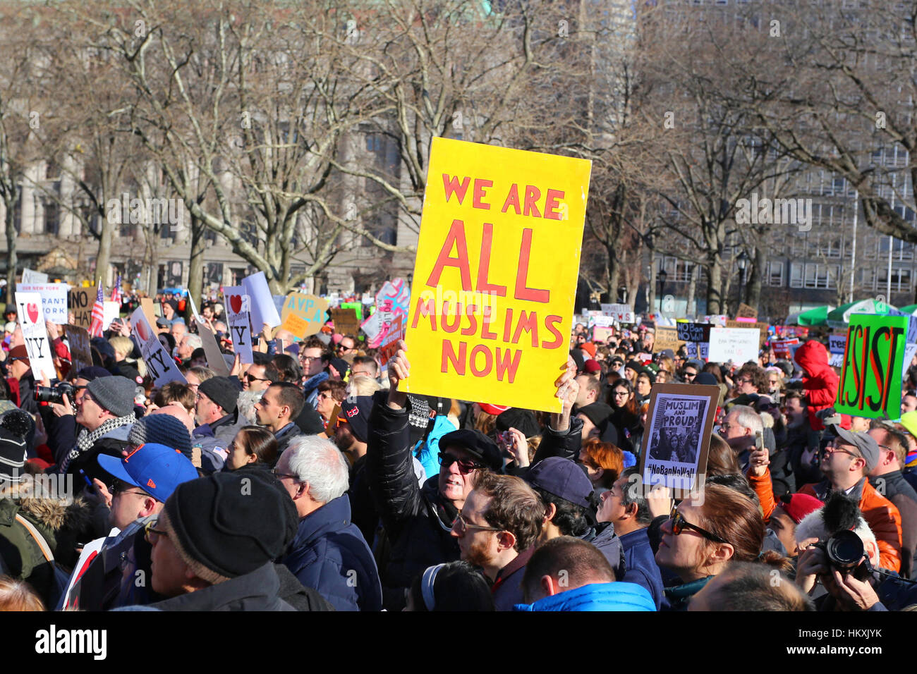 New York, Vereinigte Staaten von Amerika. 29. Januar 2017. New Yorker sammelten in Battery Park besorgt über die jüngsten Verbot der Flüchtlinge und die Muslime von Donald Trump. Sie wollen senden Sie einer Nachricht, dass Einwanderer und Flüchtlinge sind hier willkommen; und wird zum Schutz der Rechte aller. Bildnachweis: Robert K. Chin/Pacific Presse/Alamy Live-Nachrichten Stockfoto