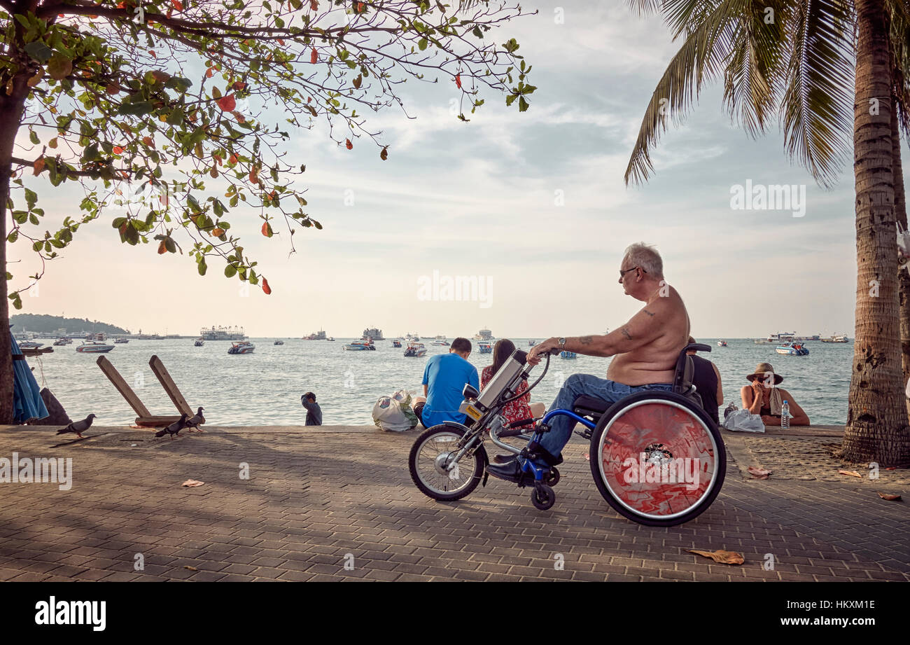 Mobilität-Verkehr für einen behinderten Mann im Rollstuhl Stockfoto