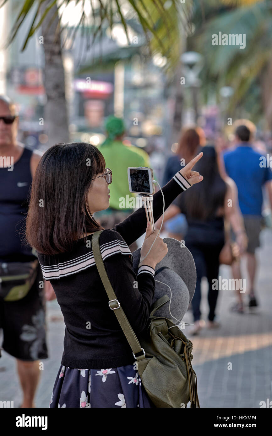 Japanische weibliche Touristen mit ihrem Smartphone zu verbinden und sprechen Sie mit ihrer Familie und Freunden zu Hause. Thailand-Südostasien Stockfoto