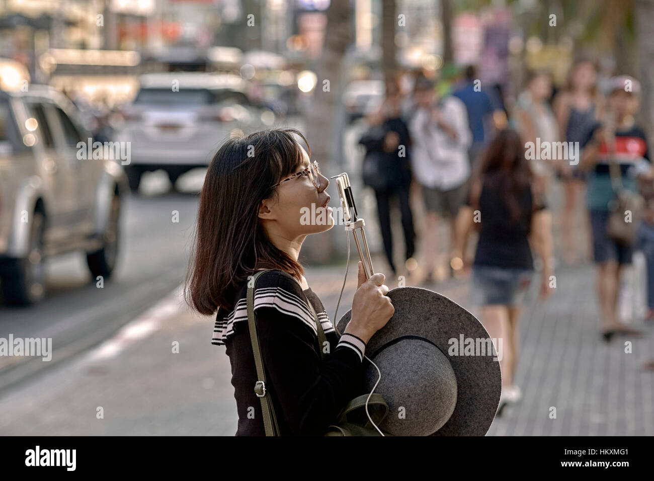 Japanische weibliche Touristen mit ihrem Smartphone zu verbinden und sprechen Sie mit ihrer Familie und Freunden zu Hause. Thailand-Südostasien Stockfoto