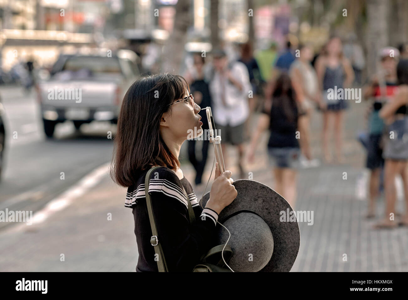 Japanische weibliche Touristen mit ihrem Smartphone zu verbinden und sprechen Sie mit ihrer Familie und Freunden zu Hause. Thailand-Südostasien Stockfoto