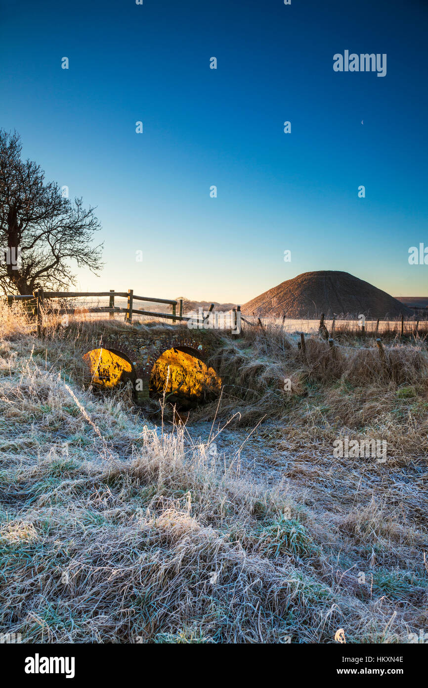 Ein Frostiger Morgen am Silbury Hill in Wiltshire. Stockfoto