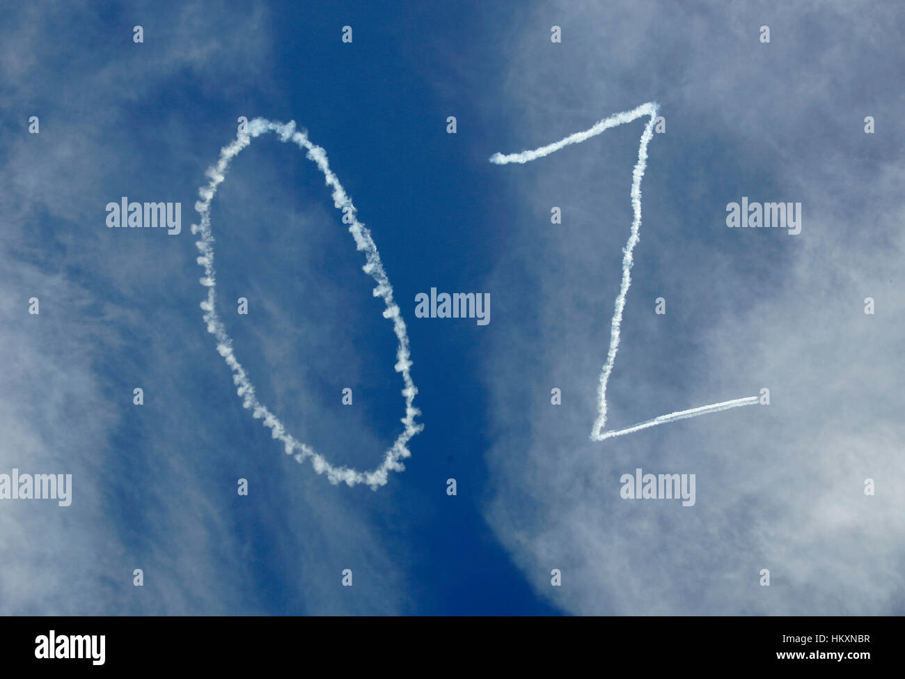 Die Kurzform für Australien "oz" als einen Kondensstreifen am Himmel geschrieben Stockfoto
