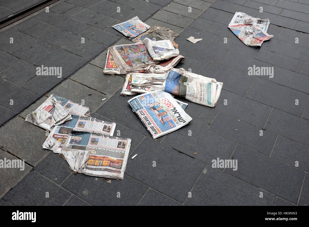 Stapel der kostenlosen Tageszeitung „Israel Hayom“ in hebräischer Sprache, die auf den Bürgersteig in Jerusalem Israel geworfen wurde Stockfoto