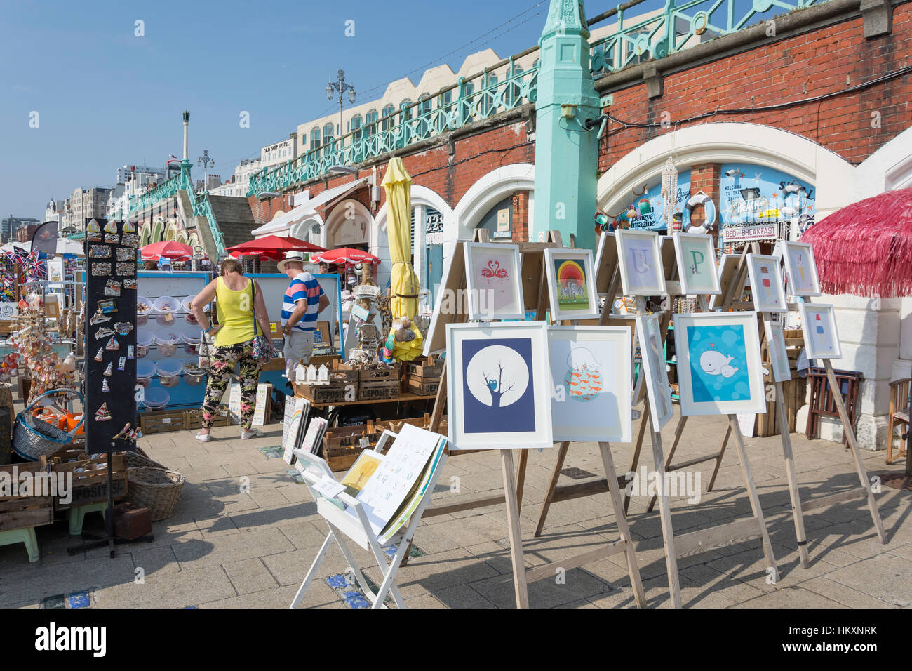 Kunst- und Souvenir-Stände, Kings Road Bögen, Brighton, East Sussex, England, Vereinigtes Königreich Stockfoto