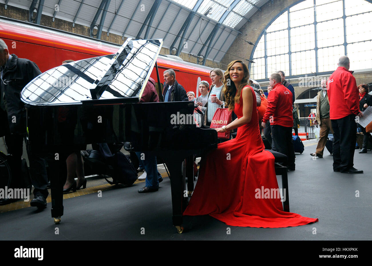 Myleene Klass gibt eine Live-Klavieraufführung auf einem kleinen Flügel am Bahnhof King's Cross in London, um den Abschluss einer 40Millionen £Investition von Virgin Trains in seine Flotte von Zügen der Ostküste zu markieren. Stockfoto