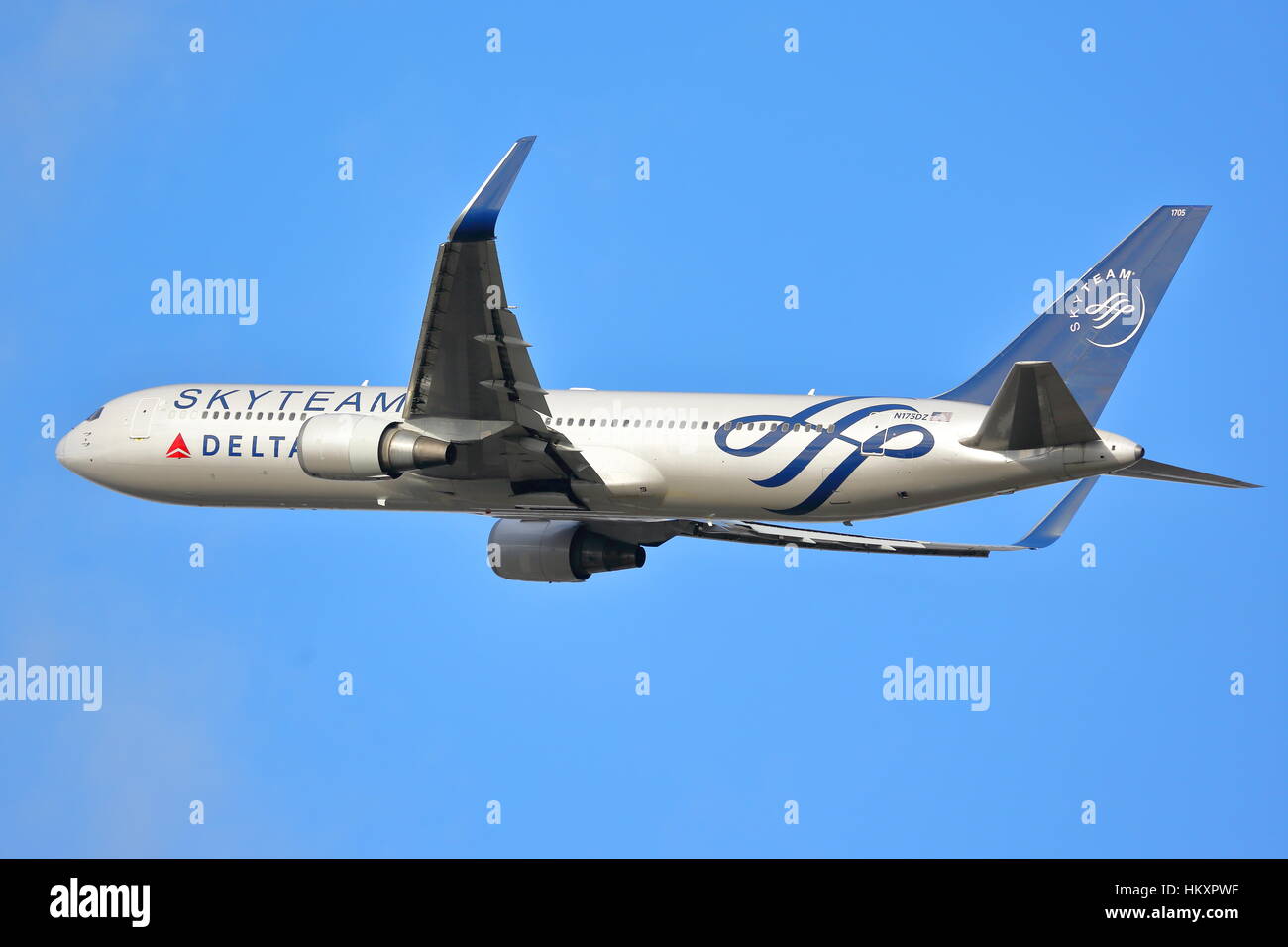 Delta Air Linien Skyteam Boeing 767-300ER N175DZ ausgehend von London Heathrow Airport, Großbritannien Stockfoto