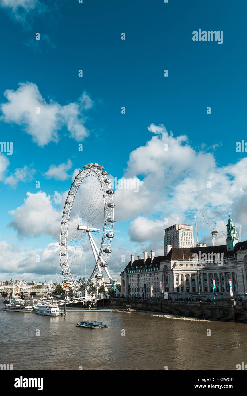 London, Vereinigtes Königreich - 18. Oktober 2016: Blick auf das London Eye und die Themse in London, Großbritannien Stockfoto