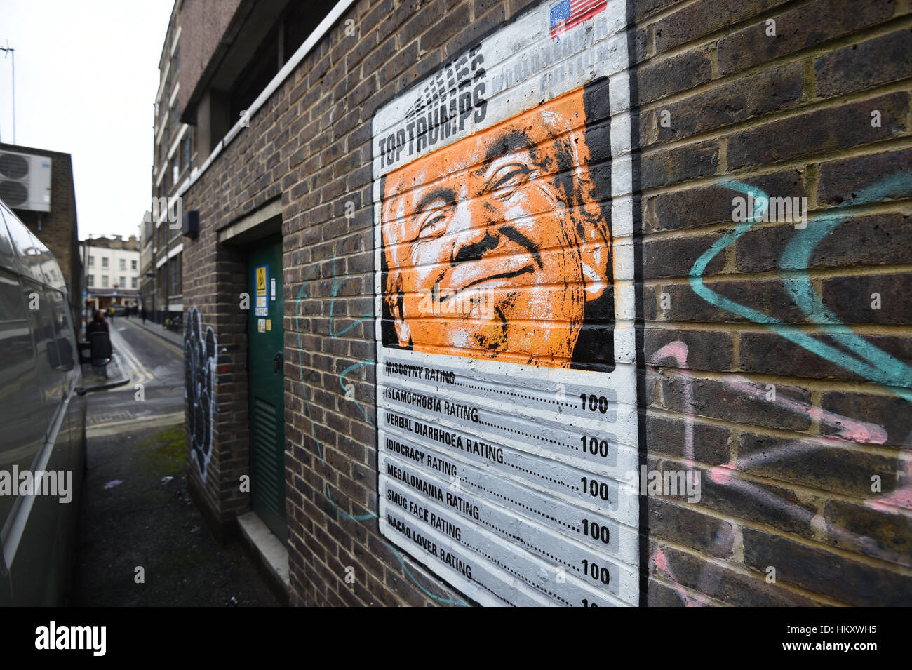 Ein Stück von Graffiti an der Wand in Shoreditch, East London, nutzt eine Parodie auf das Top Trumps-Kartenspiel, um US Präsident Donald Trump zu kritisieren. Stockfoto