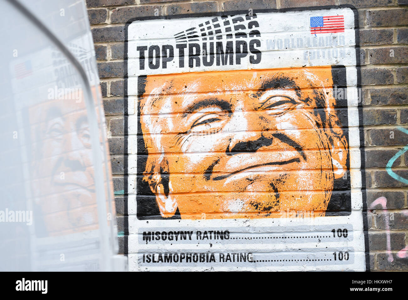 Ein Stück von Graffiti an der Wand in Shoreditch, East London, nutzt eine Parodie auf das Top Trumps-Kartenspiel, um US Präsident Donald Trump zu kritisieren. Stockfoto