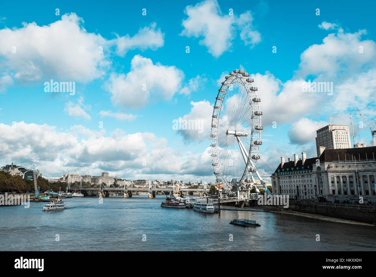 London, Vereinigtes Königreich - 18. Oktober 2016: Blick auf das London Eye und die Themse in London, Großbritannien Stockfoto