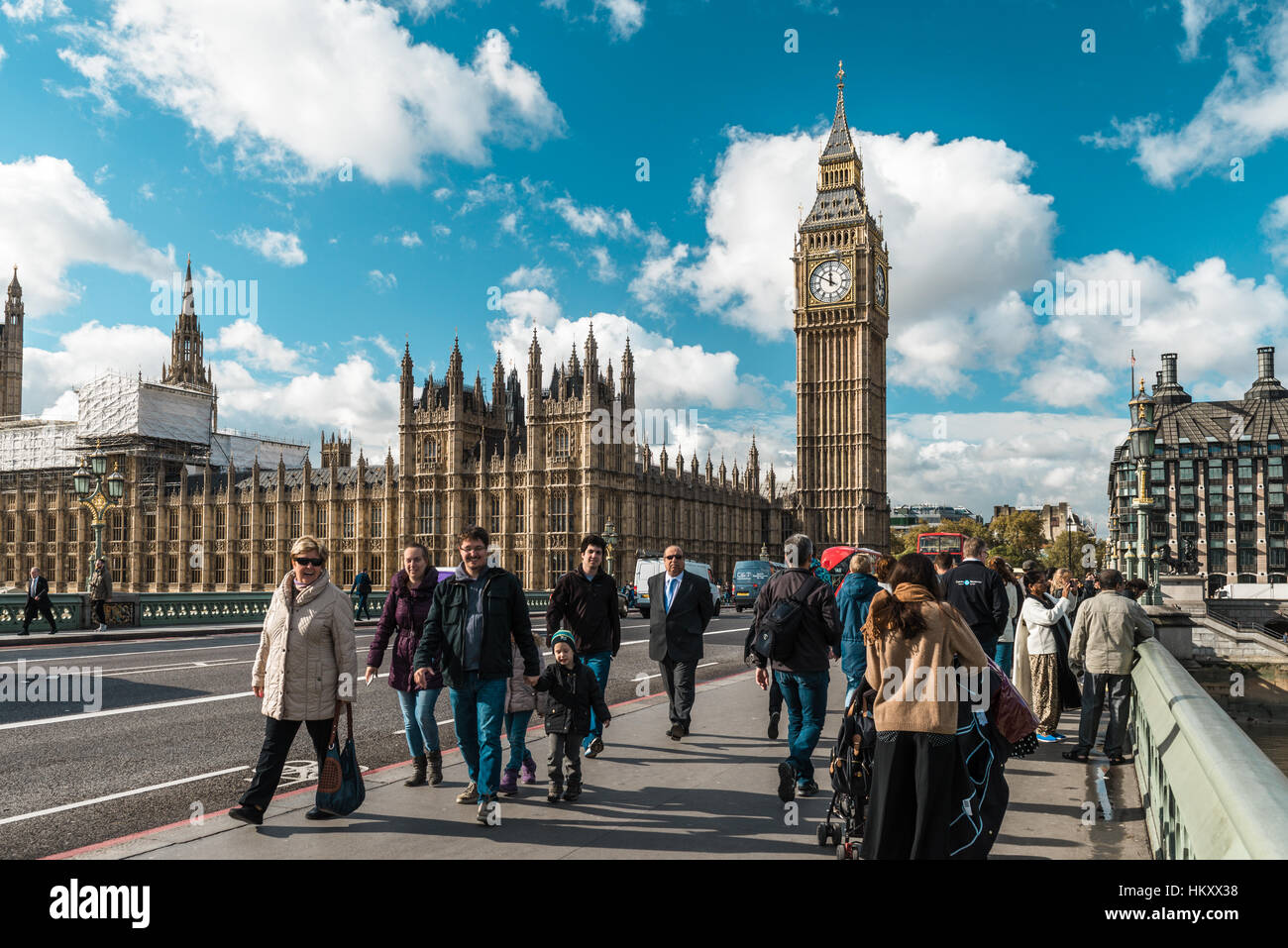 London, Vereinigtes Königreich - 18. Oktober 2016: Menschen sind Westminster Bridge in der Nähe von Big Ben in London, UK überqueren Stockfoto