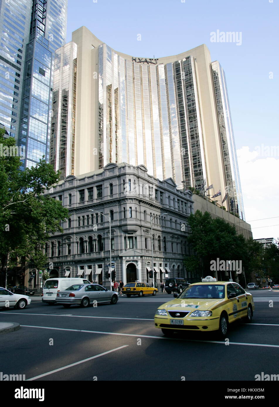 Hyatt Hotel und historische Gebäude im Vordergrund, Melbourne, Victoria, Australien Stockfoto