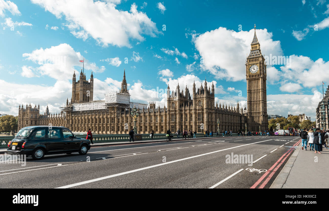 London, Vereinigtes Königreich - 18. Oktober 2016: Menschen sind Westminster Bridge in der Nähe von Big Ben in London, UK überqueren Stockfoto