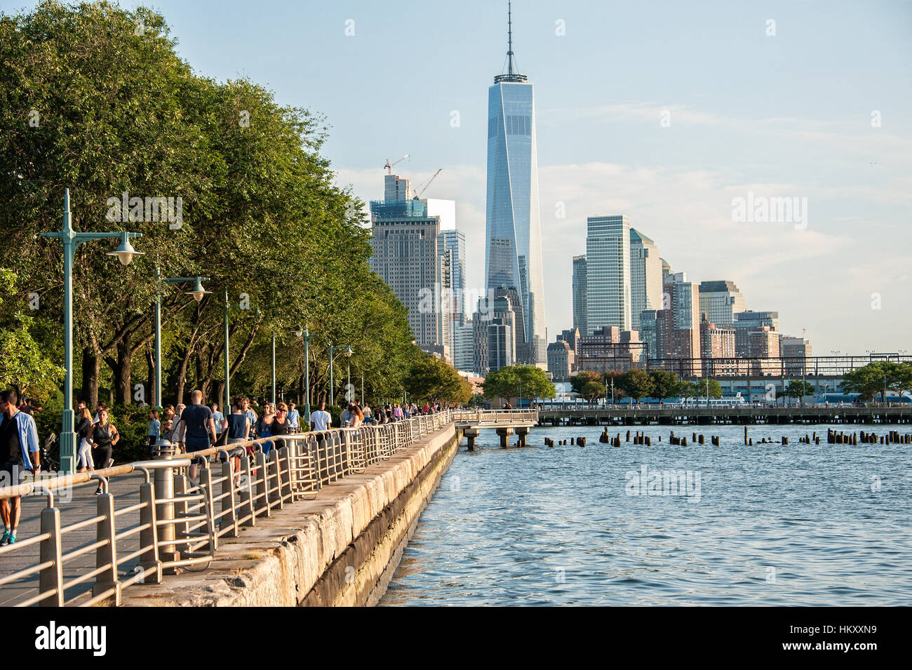 Promenade entlang Hudson River mit Blick auf Lower Manhattan Skyline, One World Trade Center in Manhattan, New York City Stockfoto