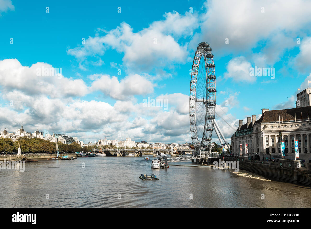 London, Vereinigtes Königreich - 18. Oktober 2016: Blick auf das London Eye und die Themse in London, Großbritannien Stockfoto