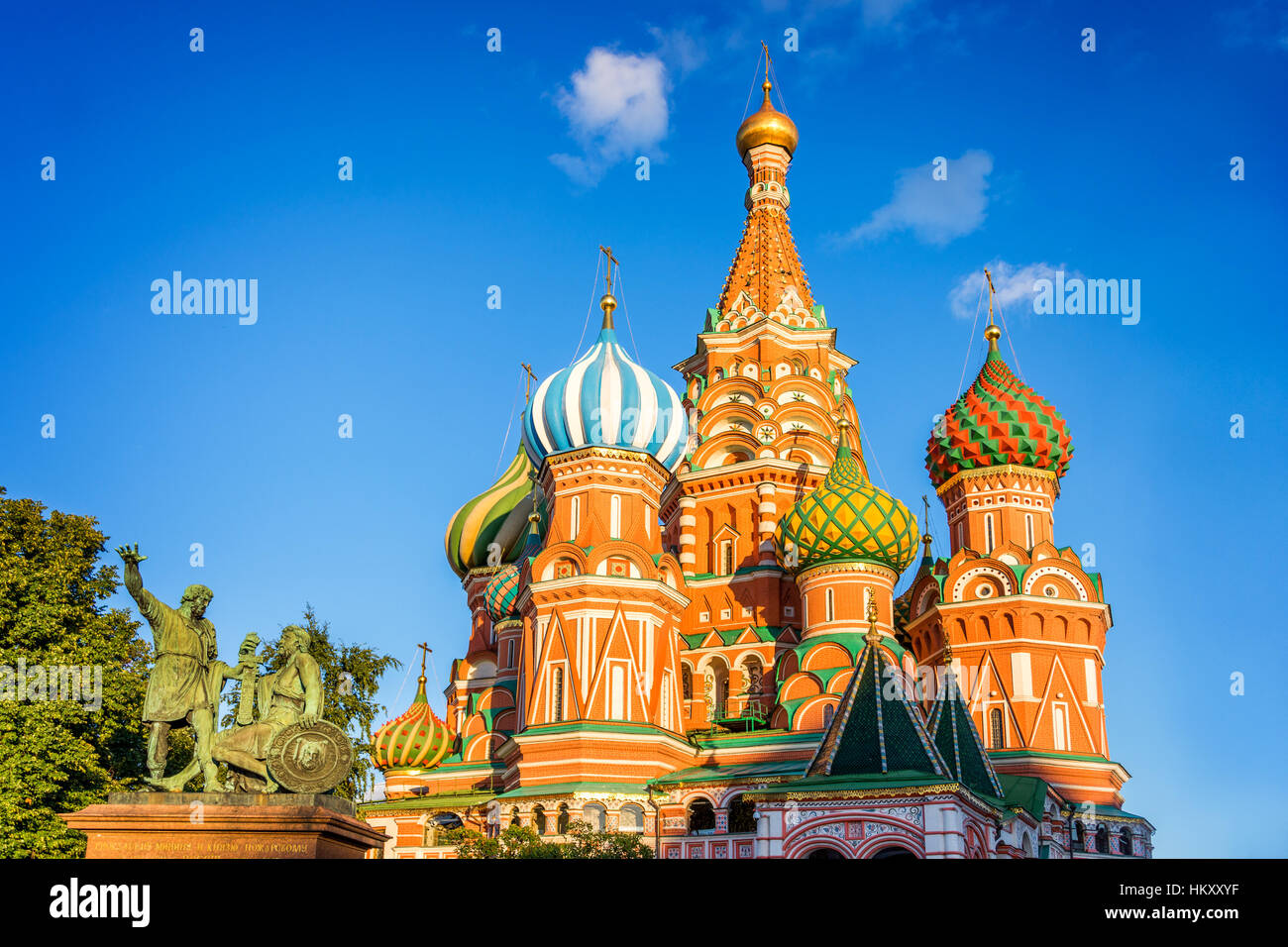 Denkmal für Minin und Poscharski und Basilius Kathedrale am Roten Platz in Moskau, Russland Stockfoto