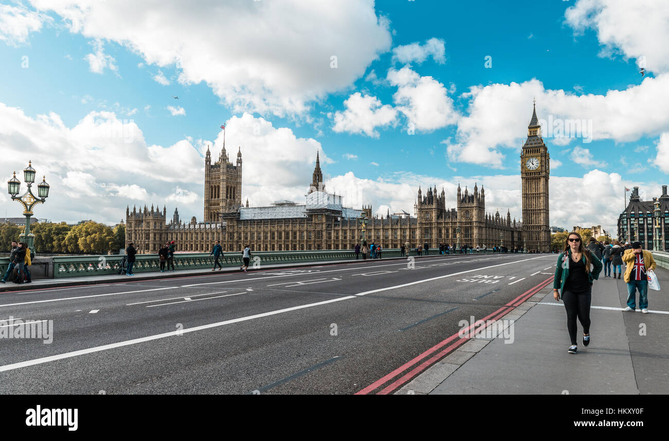 London, Vereinigtes Königreich - 18. Oktober 2016: Menschen sind Westminster Bridge in der Nähe von Big Ben in London, UK überqueren Stockfoto