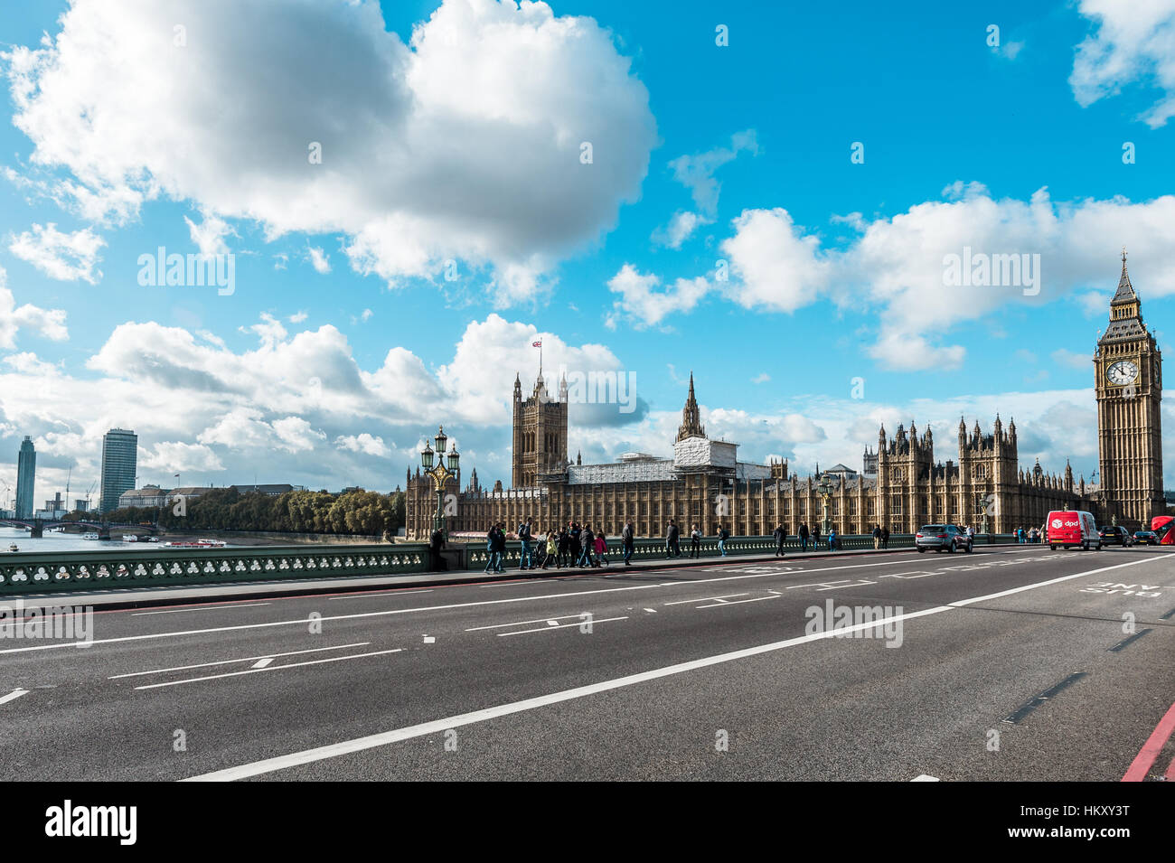 London, Vereinigtes Königreich - 18. Oktober 2016: Menschen sind Westminster Bridge in der Nähe von Big Ben in London, UK überqueren Stockfoto