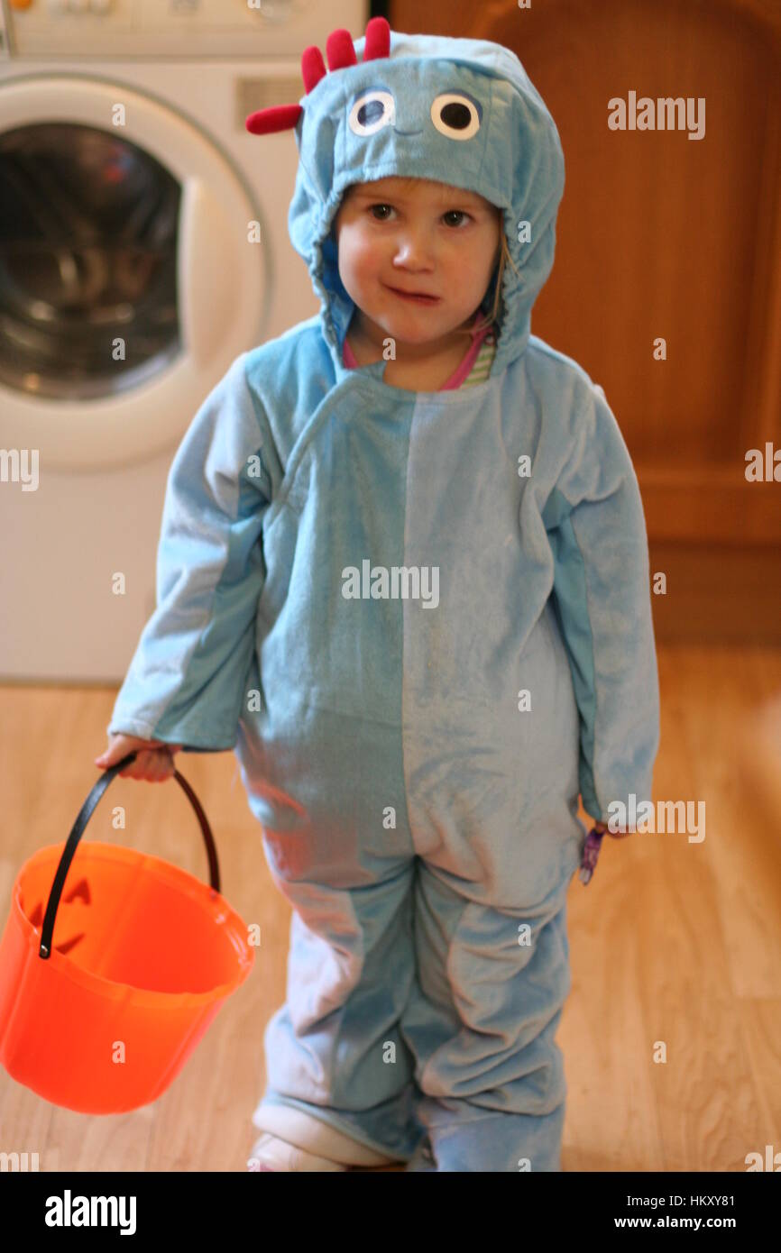 Kleines Mädchen, Kind gekleidet, wie Call of Duty Piggle, In der Nacht Garten Kostüm eine Kapuze Blue Velvet Body Suit, Kindheit Konzept, Halloween Nacht, Stockfoto