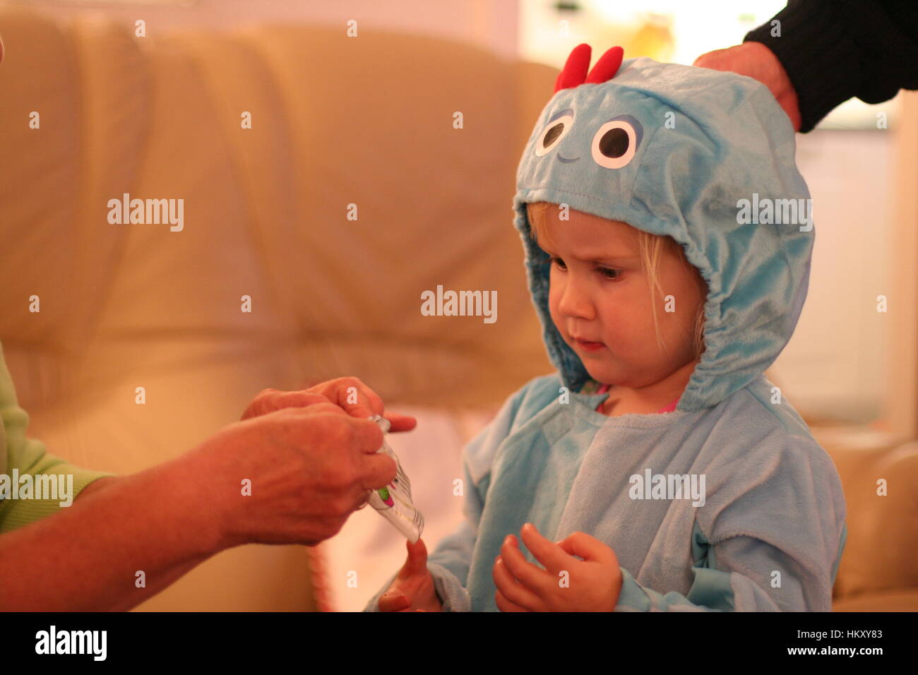 Kleines Mädchen, Kind gekleidet, wie Call of Duty Piggle, In der Nacht Garten Kostüm eine Kapuze Blue Velvet Body Suit, Kindheit Konzept, Dressup, Stockfoto