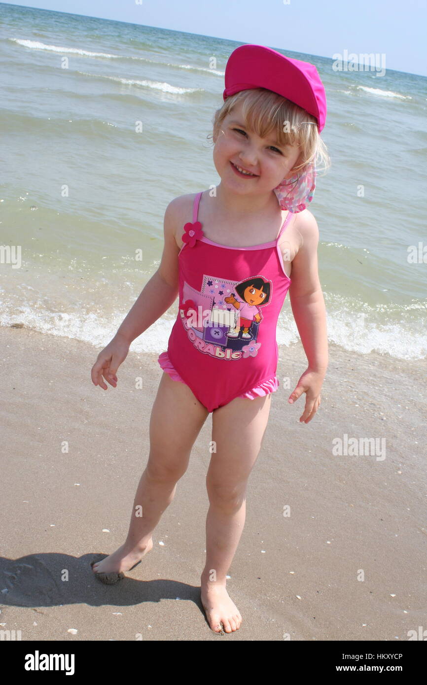 Kleines Mädchen Am Strand Im Badeanzug