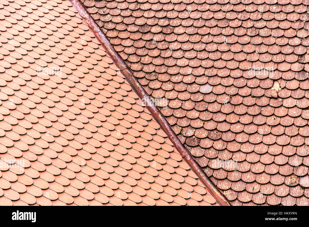 Dach mit rotem Lehm Schindel Stockfoto