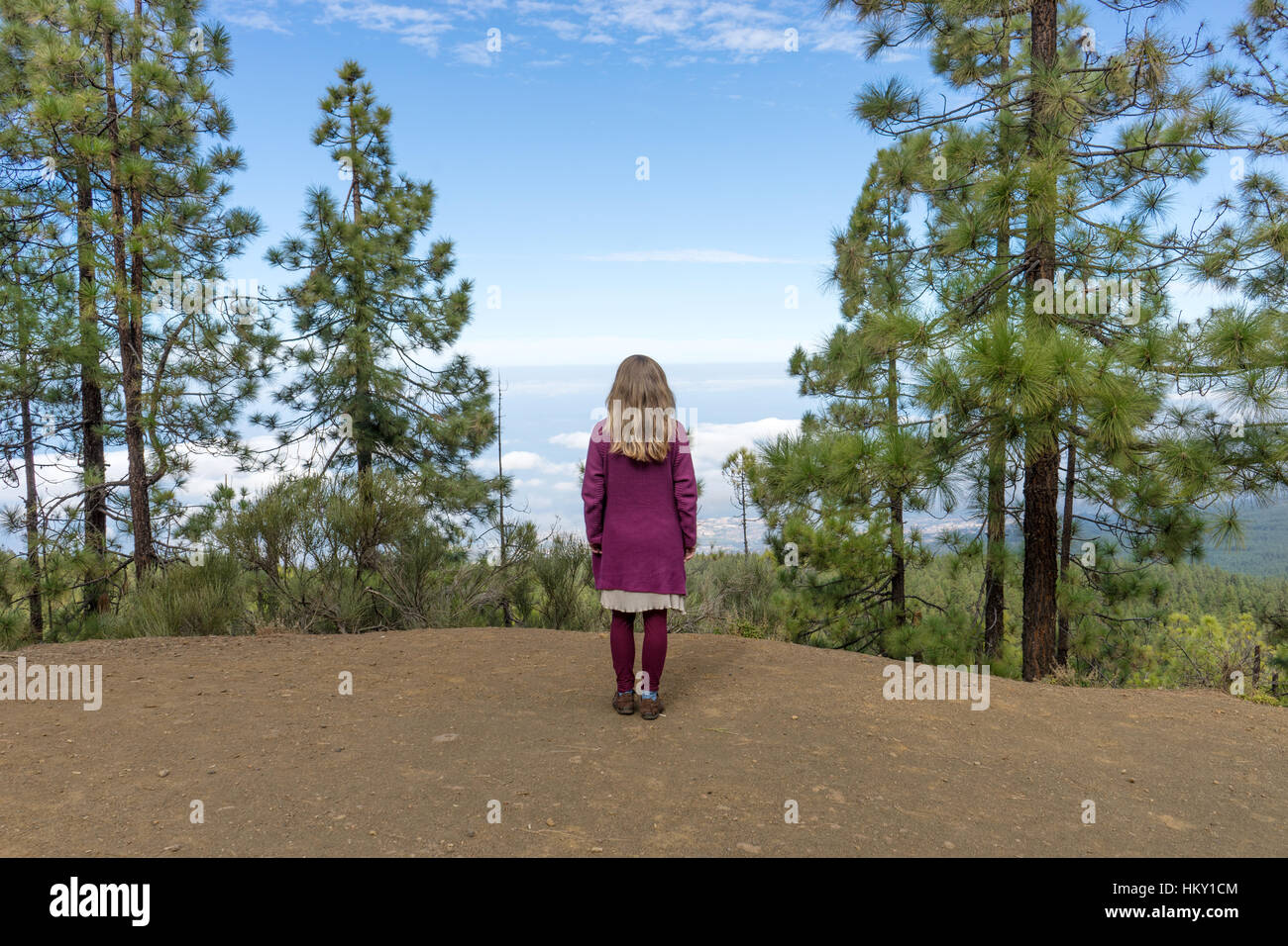 Eine Frau sieht von einem Berg auf eine wunderschöne Landschaft Stockfoto