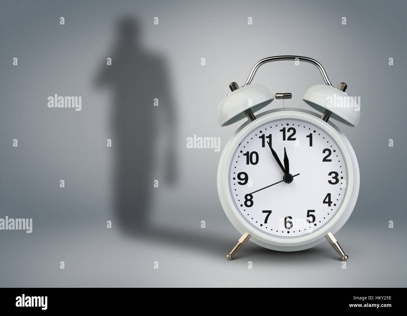 Uhr mit Geschäftsmann Schatten, Zeit-Management-Konzept Stockfoto